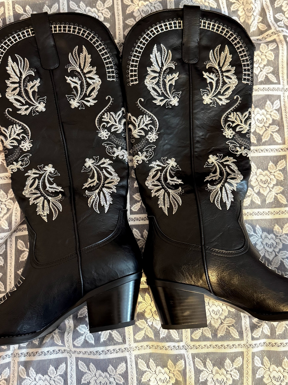 Women's Black Embroidered Western Boots - Stylish Pull-On Cowgirl Heels